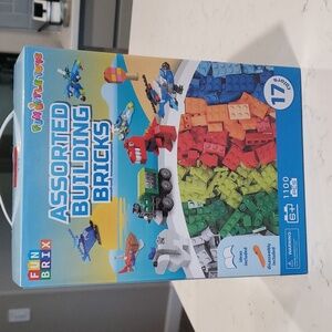 1100 piece building brick set
